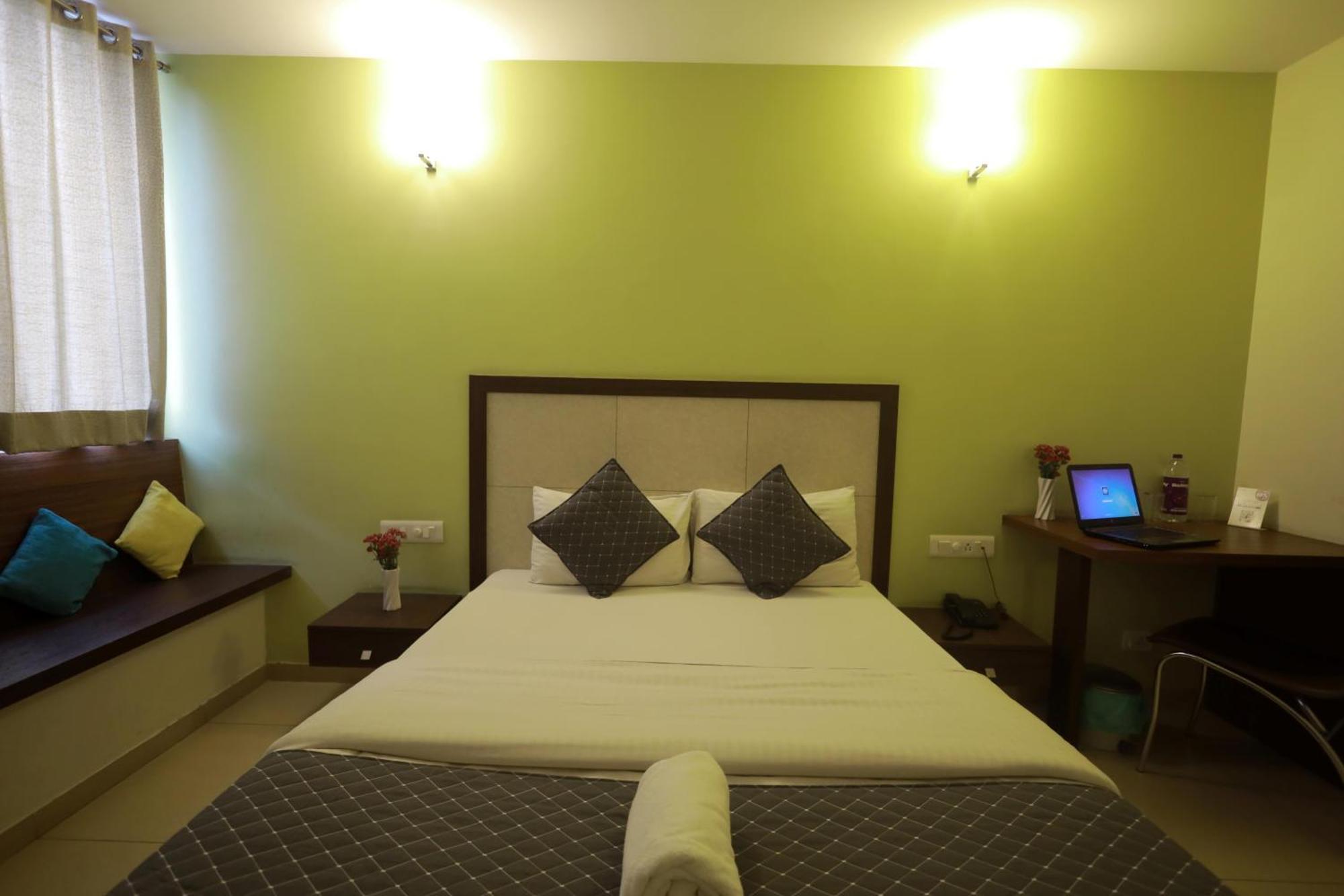 Ixora Suites Bangalore Exterior foto